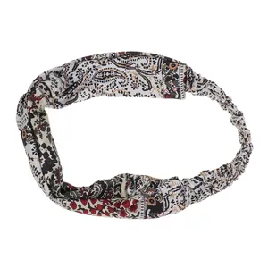 Détail du bandeau de yoga imprimé paisley bohème avec un design croisé élastique large