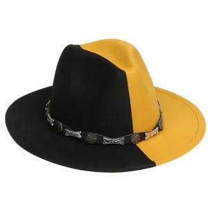 Détail d'un chapeau en laine bicolore avec rivets étoiles sur un ruban en cuir brun