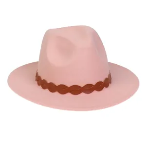 Detail eines hellrosa Fedora-Hutes mit braunem Lederband und klassischer steifer Krempe