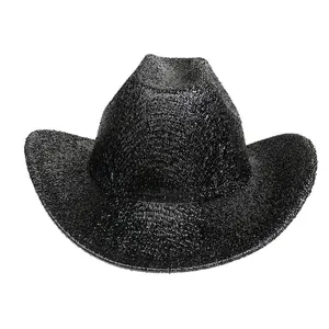 Détail du chapeau de cowboy noir à paillettes montrant la texture scintillante