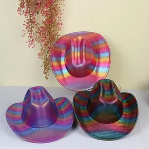 Detailansicht bunter Glitzer-Cowboyhüte mit Regenbogenstreifen für Partys und Feste
