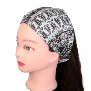 Détail du bandeau large à imprimé paisley élastique pour le yoga et la coiffure