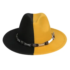 Détail du chapeau en laine bicolore avec bande en cuir et clous en forme d'étoile