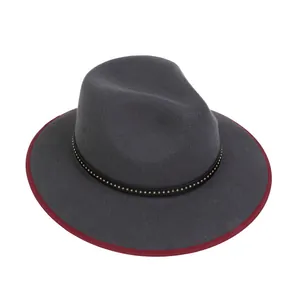 Dettaglio cappello fedora grigio scuro con cinturino in pelle e bordo in bordeaux