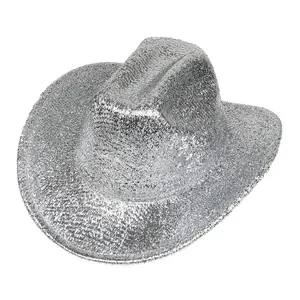 Gros plan détaillé d'un chapeau de cowboy argenté à paillettes avec texture scintillante