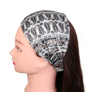 Détail du motif paisley sur le bandeau de yoga large à double couche pour femmes