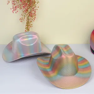 Nahaufnahme der holografischen Regenbogen-Pailletten auf dem Western-Cowboyhut
