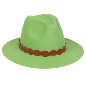 Detail eines hellgrünen Fedora-Filzhutes mit einem braunen geflochtenen Lederband