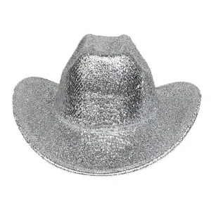 Gros plan détaillé des paillettes argentées scintillantes sur le chapeau de cowboy