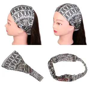 Vue détaillée du bandeau bohème à motif paisley avec dos élastique et imprimé floral