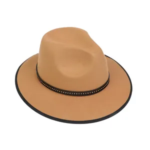 Vista dettagliata del fedora color cammello con rivetti metallici e nastro nero