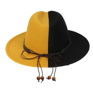 Détail d'un chapeau en laine bicolore jaune et noir avec cordon ethnique orné de perles