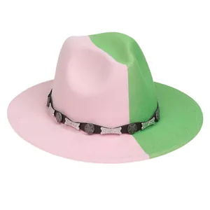 Détail d'un chapeau bicolore en laine avec bande en cuir, clous étoiles et pièces en métal