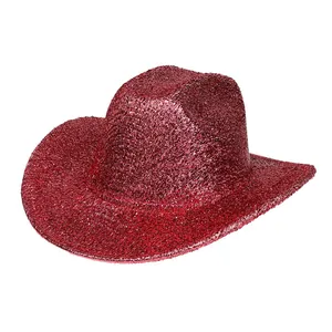 Détail d'un chapeau de cowboy rouge à paillettes avec texture brillante pour fêtes