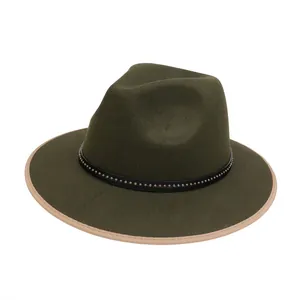 Dettaglio cappello fedora verde scuro con fascia borchiata e bordo a contrasto