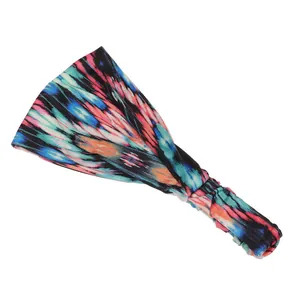 Détail d'un bandeau de yoga large avec motifs tie-dye colorés et élastique arrière