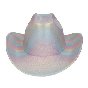 Makroaufnahme der bunten holografischen Textur und der horizontalen Streifen am Cowboyhut