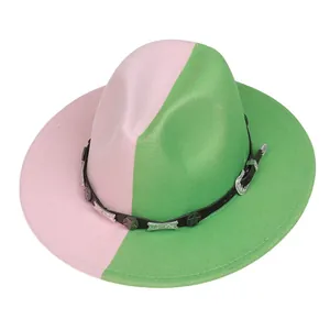 Détail d'un chapeau fedora en laine bicolore rose et vert avec studs étoiles sur bande cuir