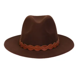 Detail eines Western-Filzhuts mit braunem Leder-Flechtband und breiter flacher Krempe