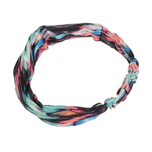 Détail d'un bandeau de yoga élastique avec motifs tie-dye colorés et un design à nœud torsadé