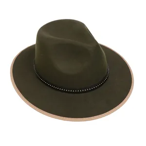 Dettaglio cappello fedora in lana verde oliva con cinturino in pelle e borchie