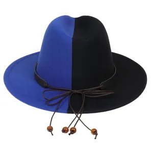 Détail d'un chapeau fedora bicolore bleu et noir avec bandeau cuir et perles bois