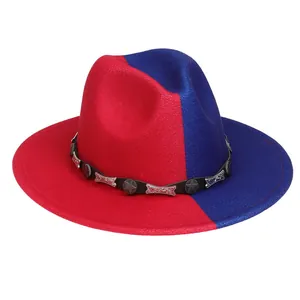 Détail du chapeau fedora bicolore rouge et bleu avec boucle métallique vintage