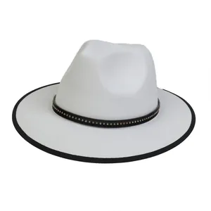 Dettaglio cappello fedora bianco con fascia borchiata nera e bordo a contrasto
