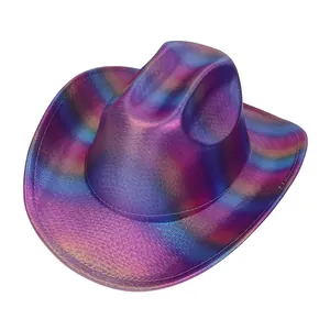 Detail eines holografischen Regenbogen-Cowboyhuts mit metallischem Farbverlauf für Partys