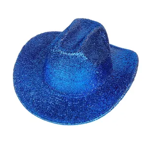 Détail d'un chapeau de cowboy bleu à paillettes avec une finition métallique