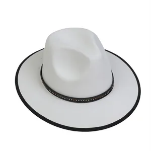 Dettaglio cappello jazz in lana bianca con bordo nero e borchie vintage stile western