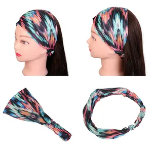 Vue détaillée en quatre plans d'un bandeau de yoga large avec motif abstrait tie-dye coloré