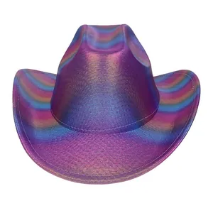Nahaufnahme eines holografischen Cowboyhuts mit metallischer Textur und lila-goldenen Farben