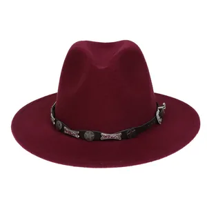 Detailaufnahme des weinroten Fedora-Hutes mit Sternnieten und Vintage-Metallkette