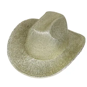Gros plan du chapeau de cowboy doré à paillettes avec finition métallique pour la fête