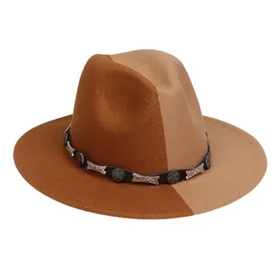 Détail du chapeau en laine bicolore avec bande en cuir et rivets étoiles