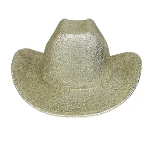 Détail de la finition métallique dorée et texture sur chapeau de cowboy à large bord