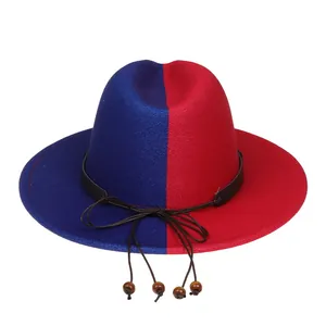 Détail du chapeau en feutre bicolore bleu et rouge avec perles décoratives
