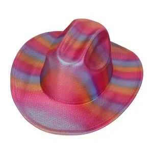 Detail des irisierenden Regenbogen-Cowboyhuts mit Metallic-Textur und geschwungener Krempe