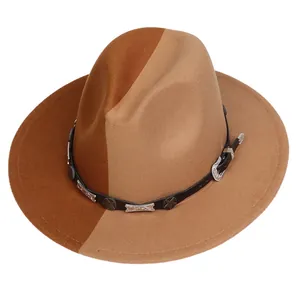 Détail du chapeau en laine bicolore avec bande en cuir et boucle étoile vintage