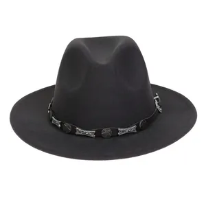 Detail eines Western-Cowboyhuts mit Stern-Nieten und verzierten Metallschnallen