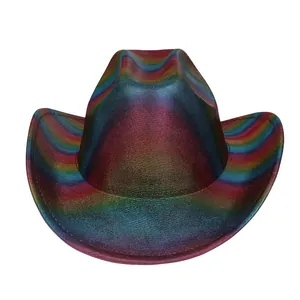 Makro-Detail der Regenbogen-Metalltextur und des Farbverlaufs auf dem Cowboyhut