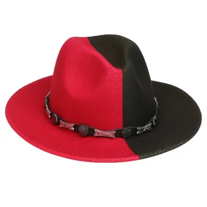 Détail d'un chapeau fedora bicolore rouge et noir avec boucles étoiles punk et cuir