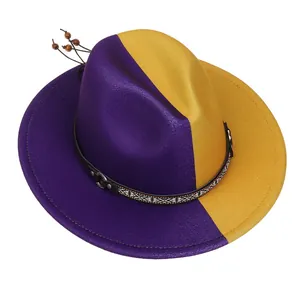 Détail d'un chapeau bicolore en laine avec bande ethnique tissée et boucles en argent