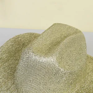 Détail de la texture tissée métallique dorée sur un chapeau de cow-boy de jazz