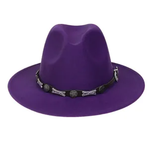 Detail eines dunkelvioletten Wollhutes mit Lederband im Western-Stil und Silbersternen