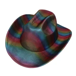 Detailansicht der glänzenden Metallic-Textur und der Regenbogenstreifen des Cowboyhuts
