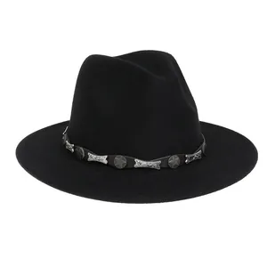 Detail eines Western-Cowboyhuts mit metallischen Sternnieten und geprägten Wellenornamenten