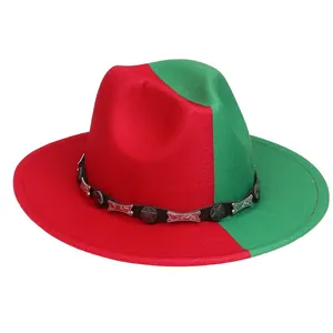 Détail du chapeau fedora bicolore en laine avec bande cuir et étoiles en métal