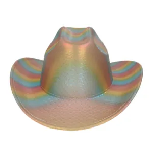 Detailansicht des regenbogenfarbenen holografischen Materials und der Textur des Cowboyhuts